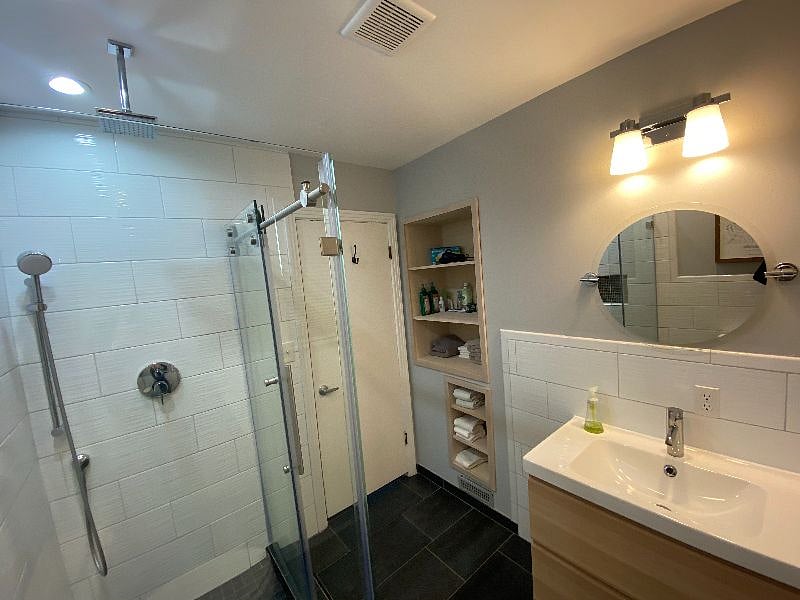 Hallway Bathroom: Awesome rain shower. Towels, amenities included!