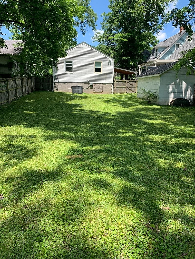 Spacious backyard + shed, facing back of the house.