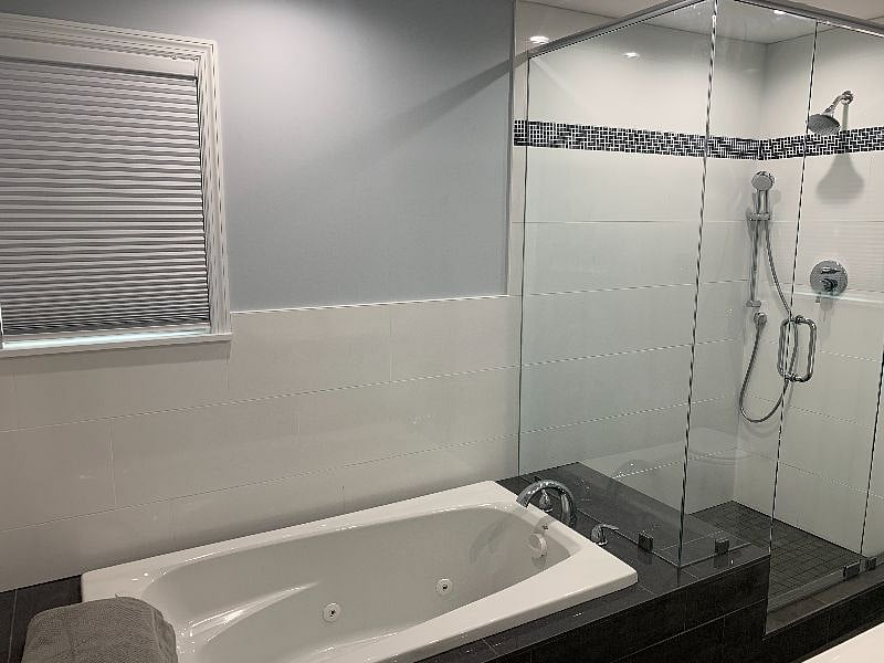 Front bathroom, shower + Jacuzzi tub