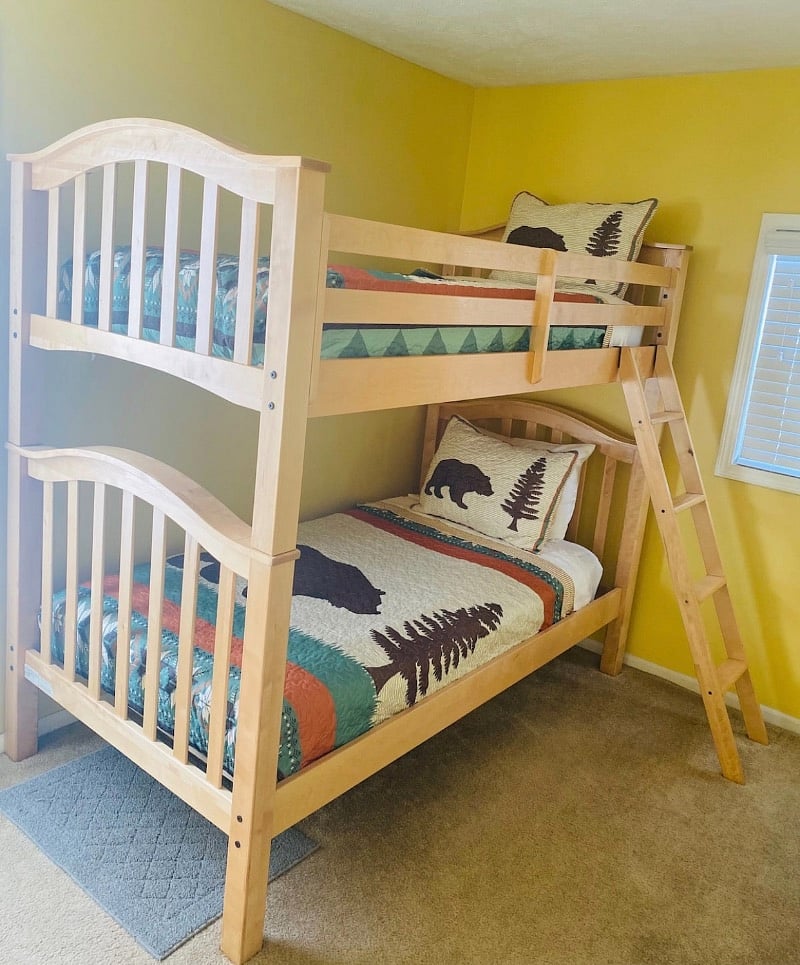 2nd Bedroom: Twin size bunkbeds