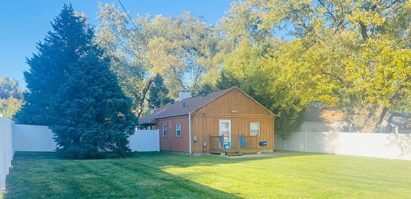 Back Yard: Fully fenced