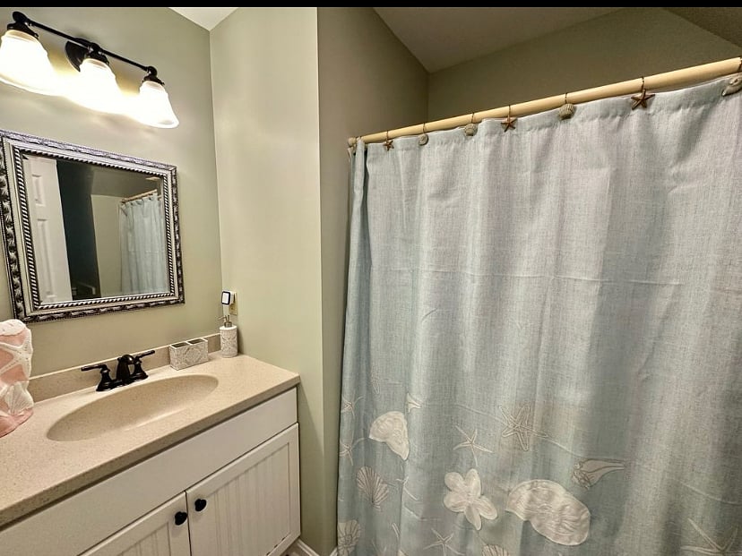2nd floor full bathroom