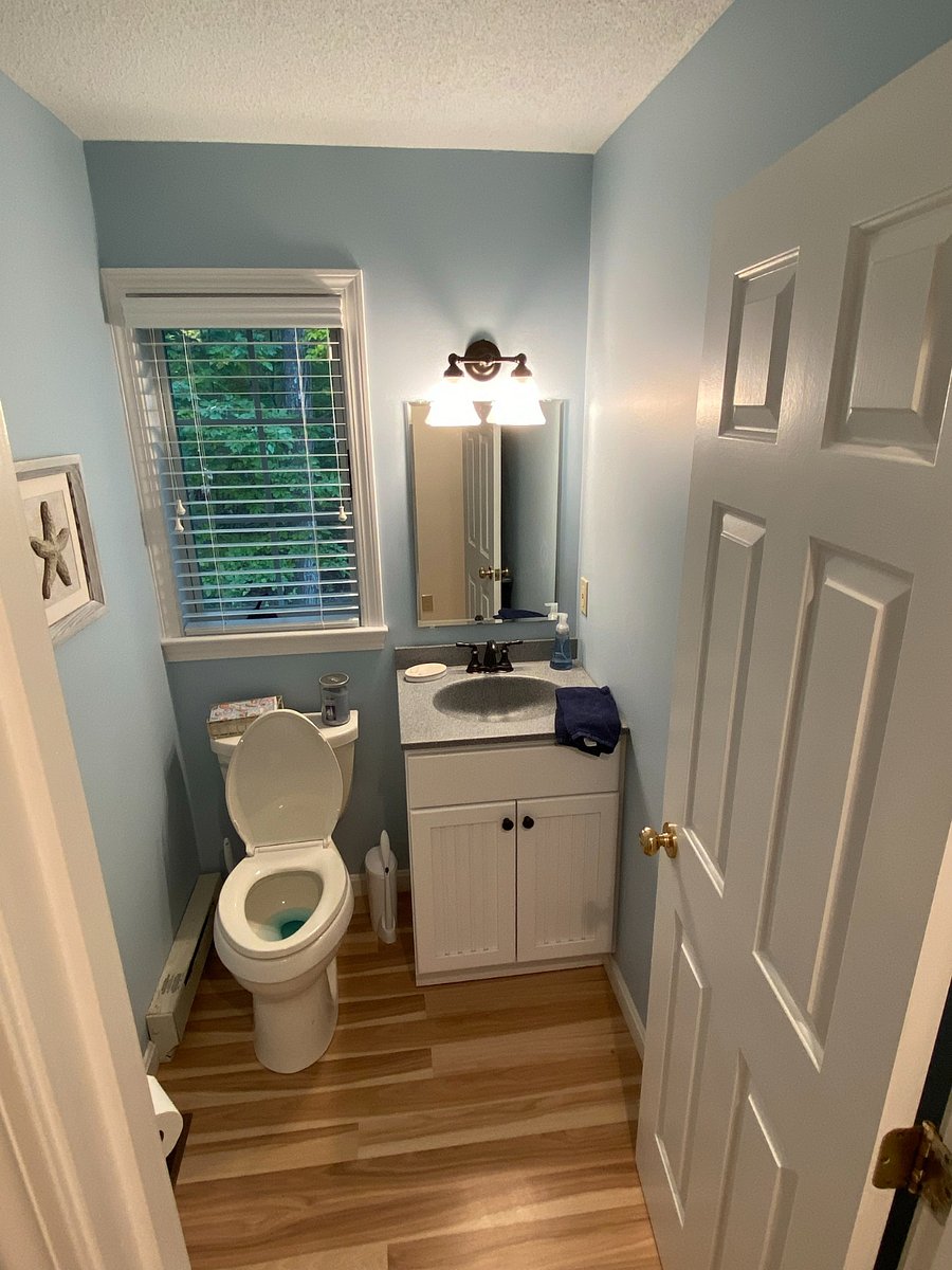 1st floor 1/2 bath