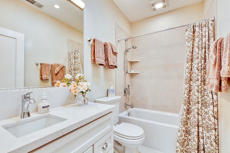 Guest Bath with Tub/Shower, Single Bowl Vanity