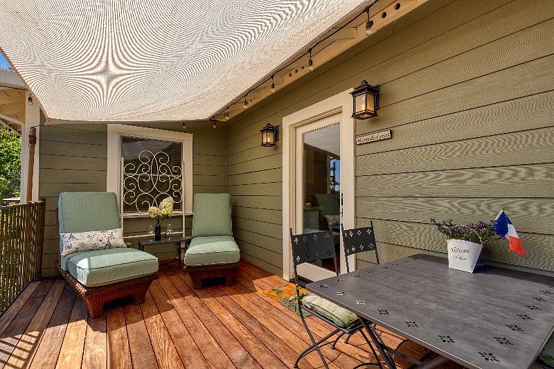 Deck with Dining Al Fresco