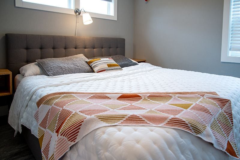 King Size bed with brand new mattress and luxury bedding.