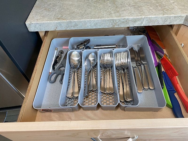 Stainless flatware, set of ceramic knives, corkscrew, kitchen scissors, can opener.