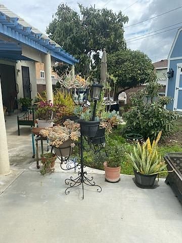 The Studio has large Sliding Doors and a secure main entrance. Main Entry has a Security Door for your comfort. Unit boasts of plenty of natural sunlight and a garden view.