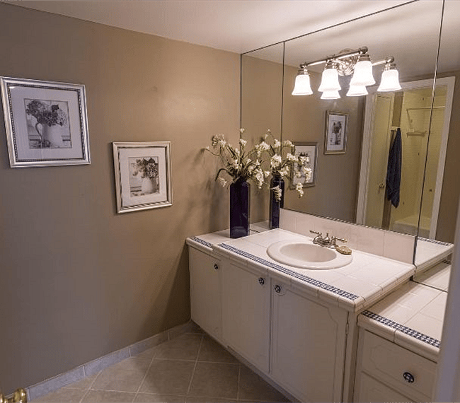 2nd bathroom with tub