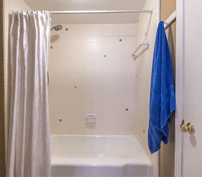 2nd bathroom with tub