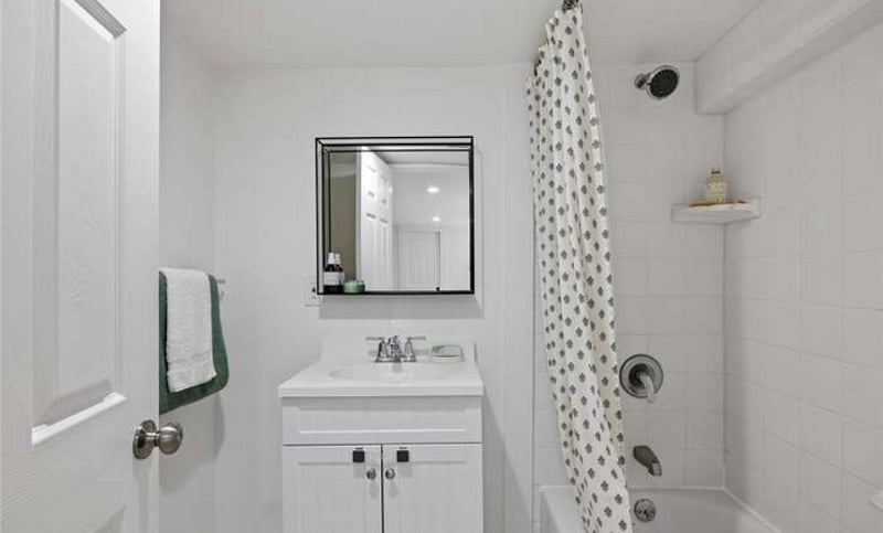 BR/bath toilet, sink, bath/shower