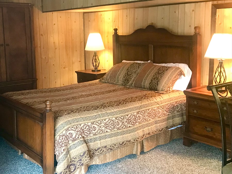 Bedroom with queen size bed