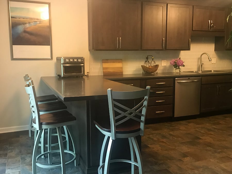 Breakfast counter in the full kitchen