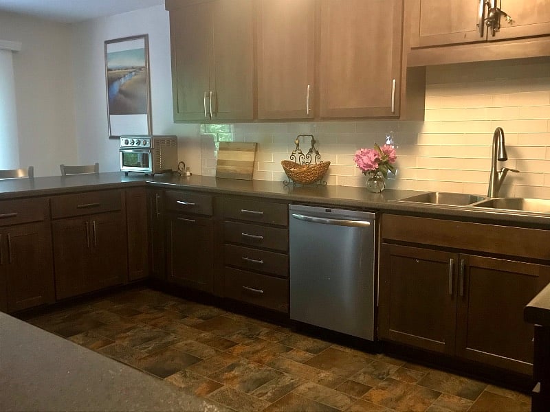 Common area, full kitchen 