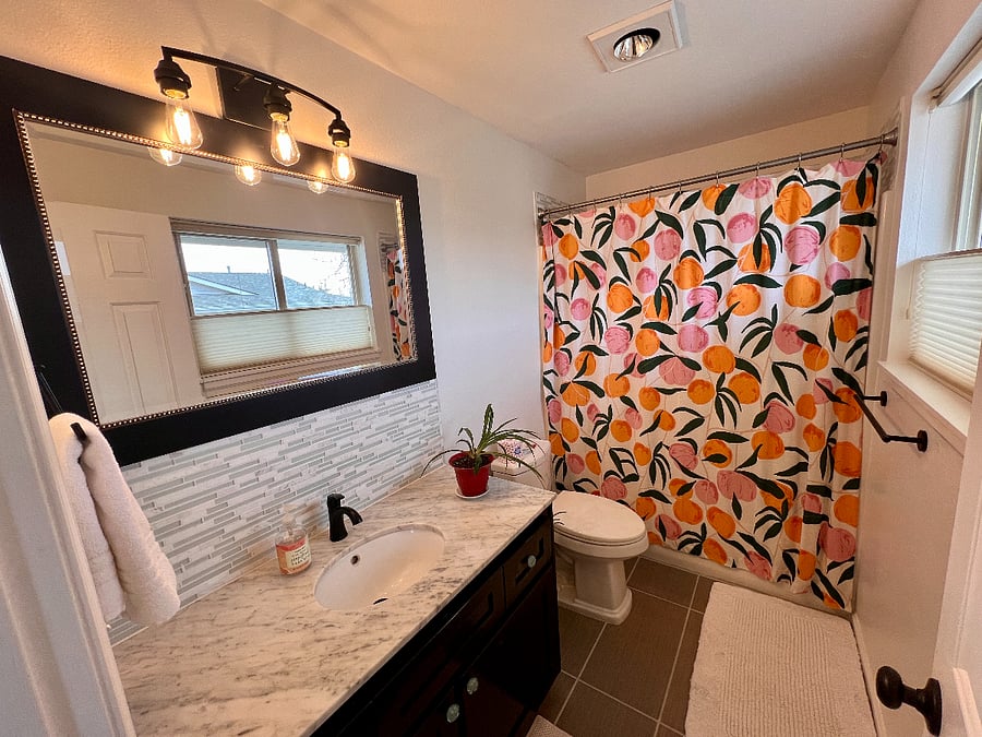 Private, en-suite full bathroom.