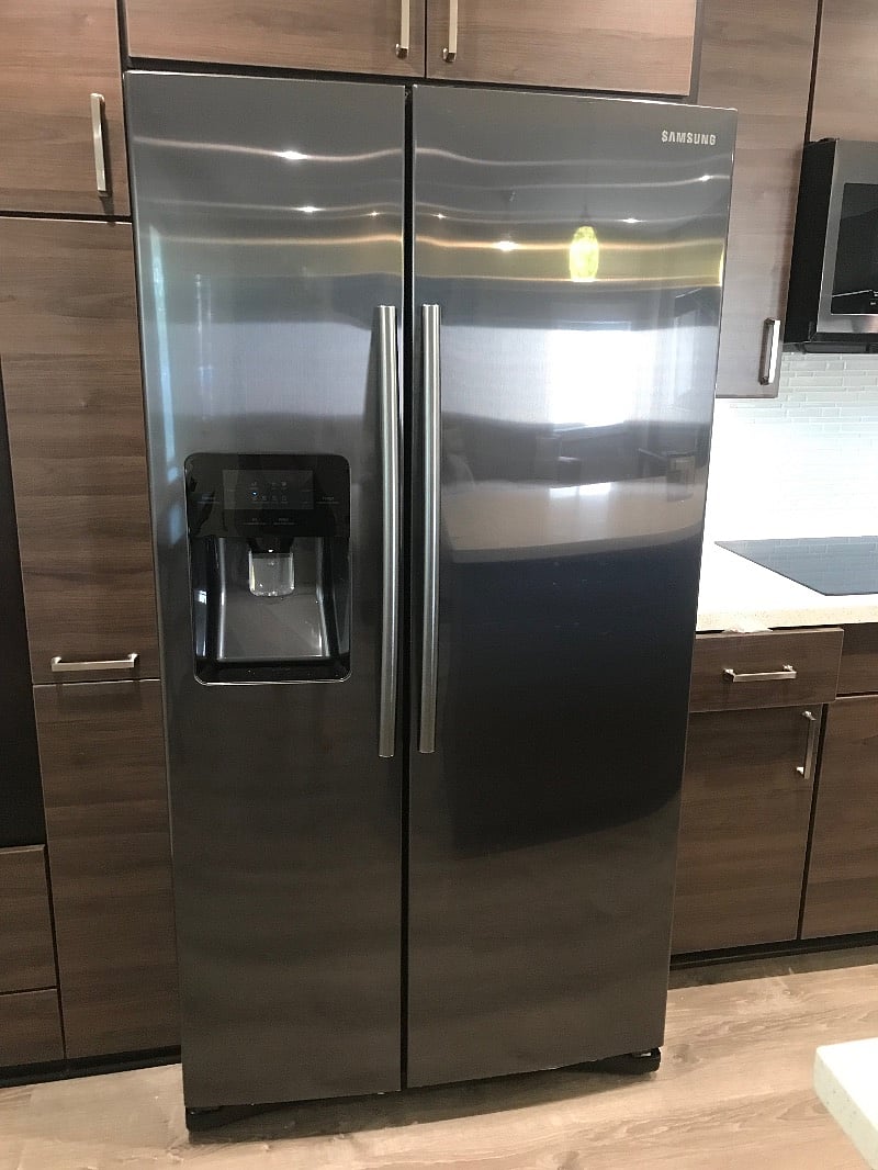 Full size new refrigerator with outside filter water and ice