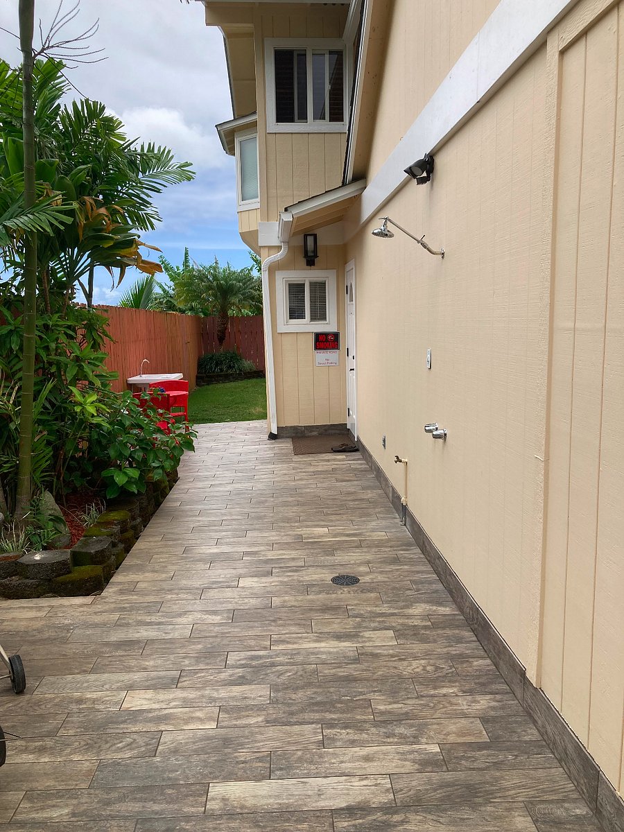 Separate / Private Entrance 
with table and chairs