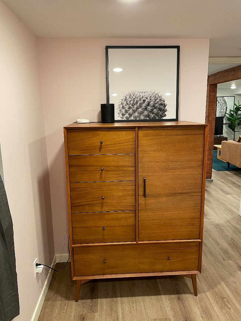 Wardrobe to hang and fold clothes