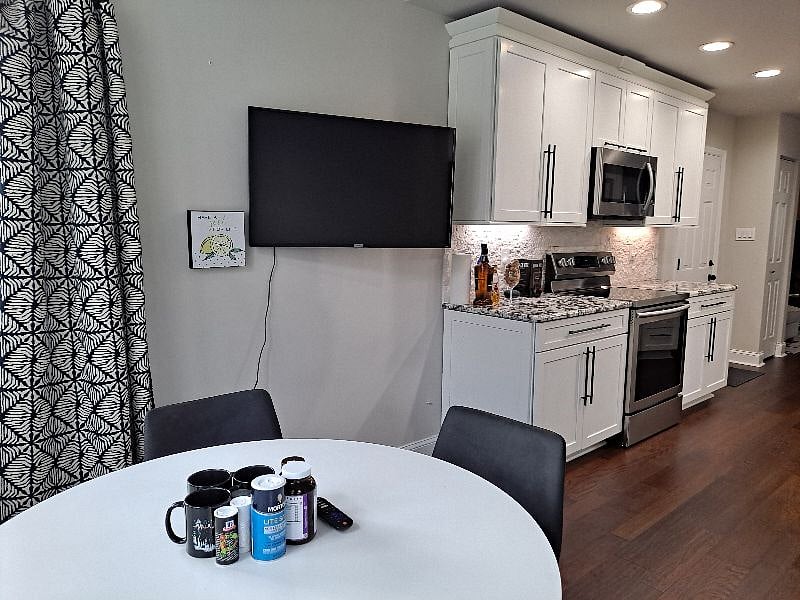 TV can be swiveled toward food prep area or kitchen table.