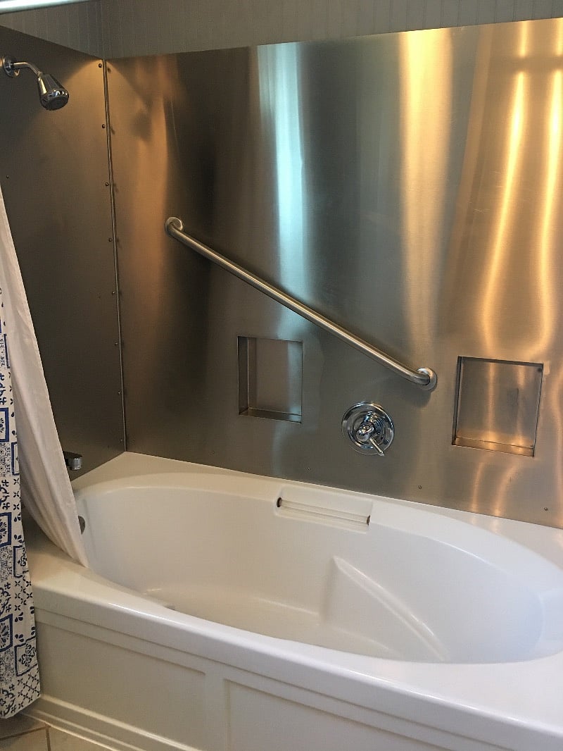 6' soaking tub!