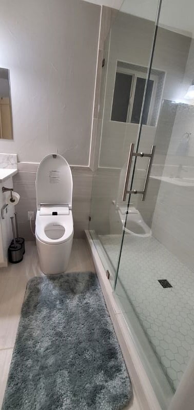 Smart toilet with bidet and auto flush and auto seat opener.