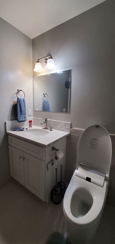 Clean and spacious bathroom.
