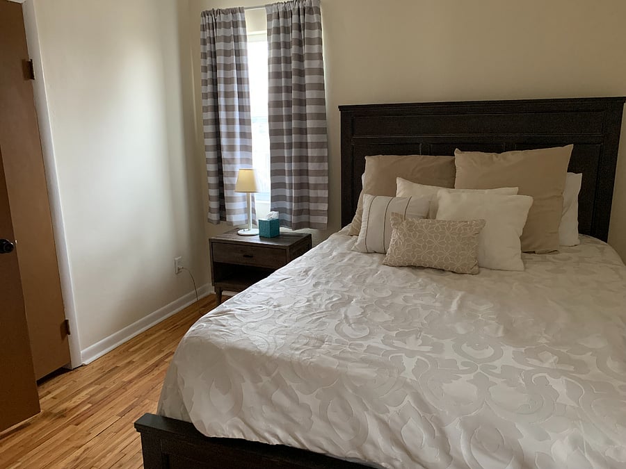 QUEEN BED