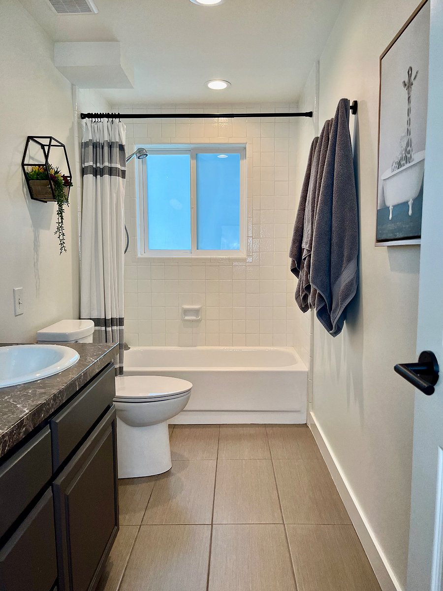 Clean & bright full bathroom