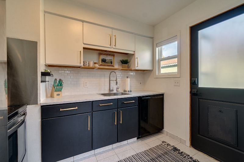 Large kitchen with lots of cupboard space