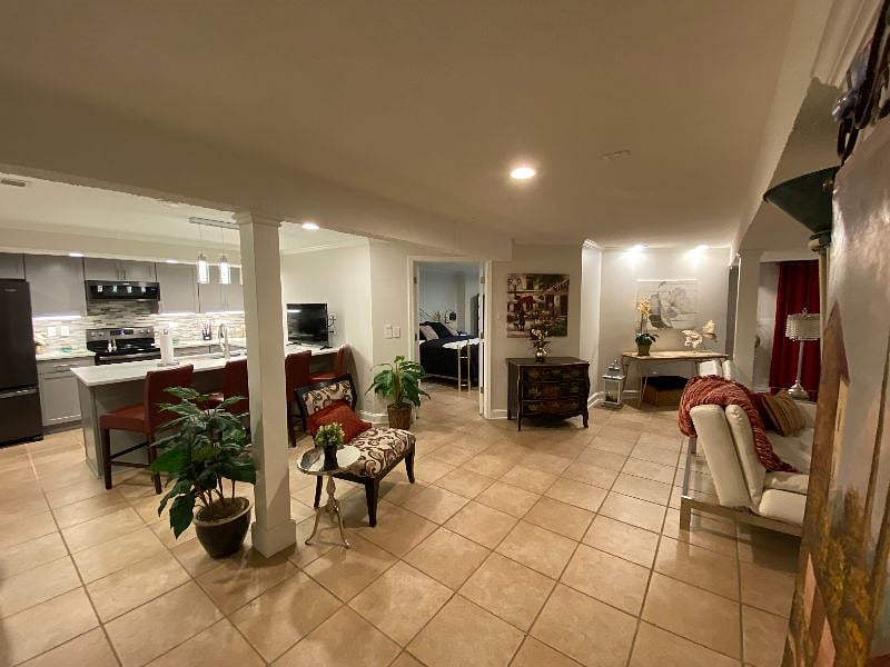 Spacious floor space 1000 sq ft living space