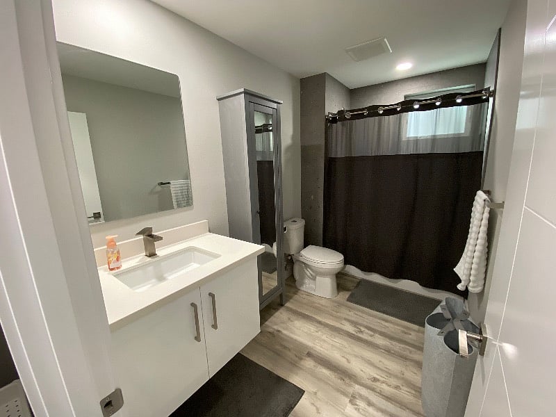 Full bath with tub/shower