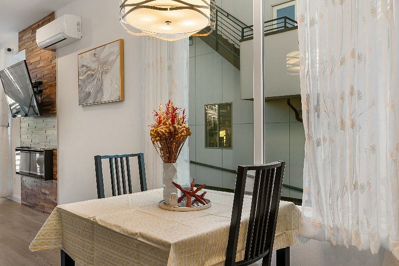Expandable dining table. Can be 3 times the size in the picture, comfortably sitting 8. 