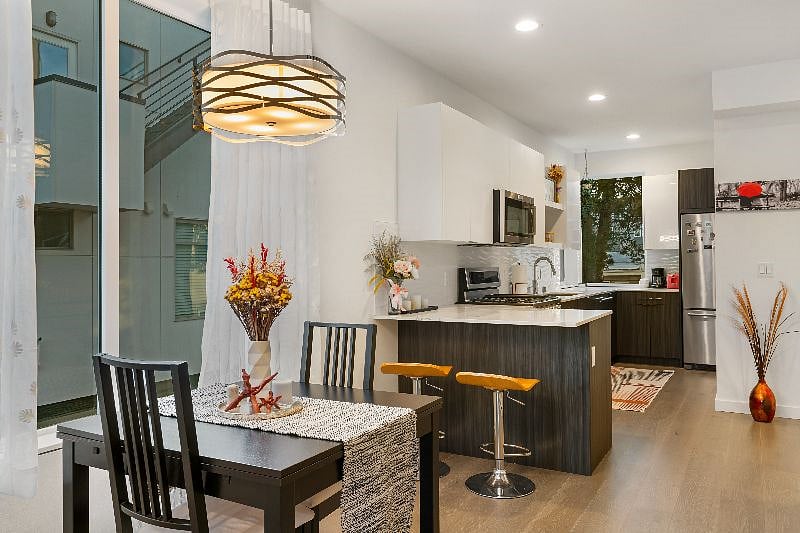 Expandable dining table. Can be 3 times the size in the picture, comfortably sitting 8.