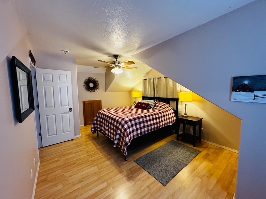 Bedroom w/queen and attached bath