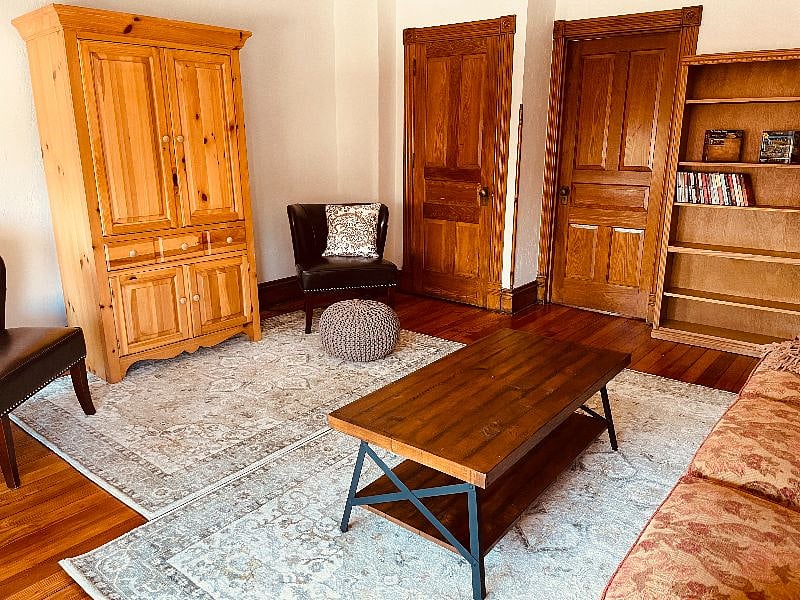 Living room, with books and puzzles for your enjoyment.