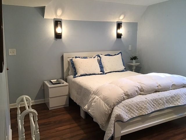 Bedroom with queen sized bed