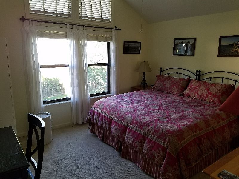 Guest bedroom with king bed (can be split into 2 extra long twin beds
