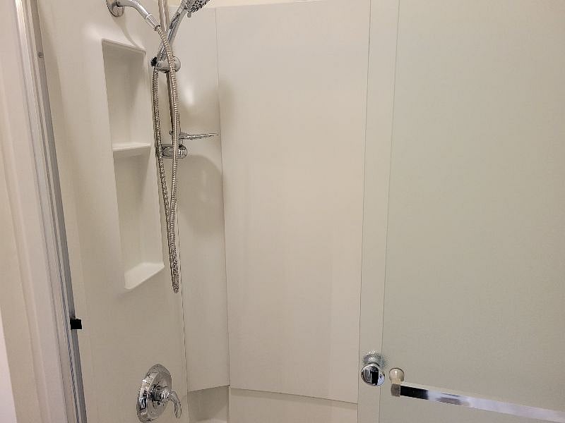 Shower/tub with removable shower head.Livin