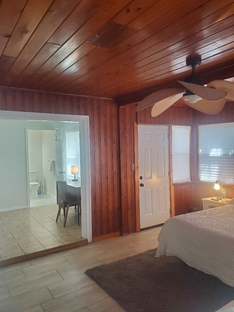 Studio with entrance in pic