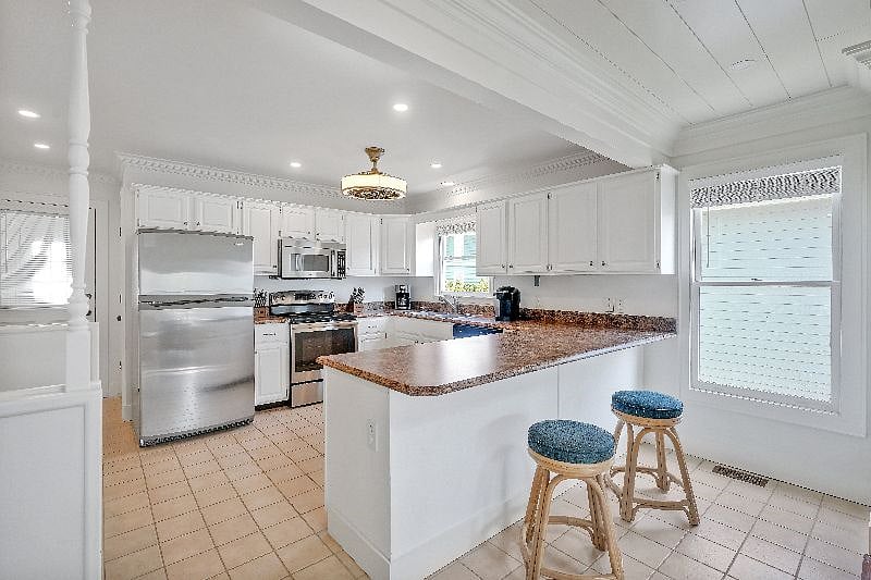 Breakfast bar & kitchen