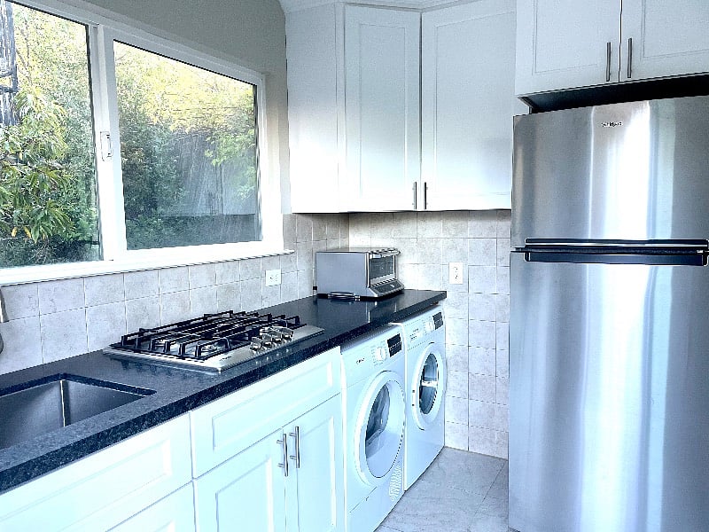 full kitchen with washer dryer