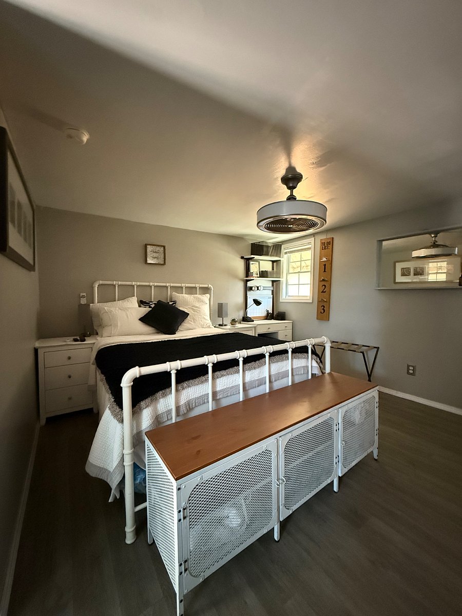 Queen size bed with two small lamps( with usb to plug the phone) Modern ceiling fan