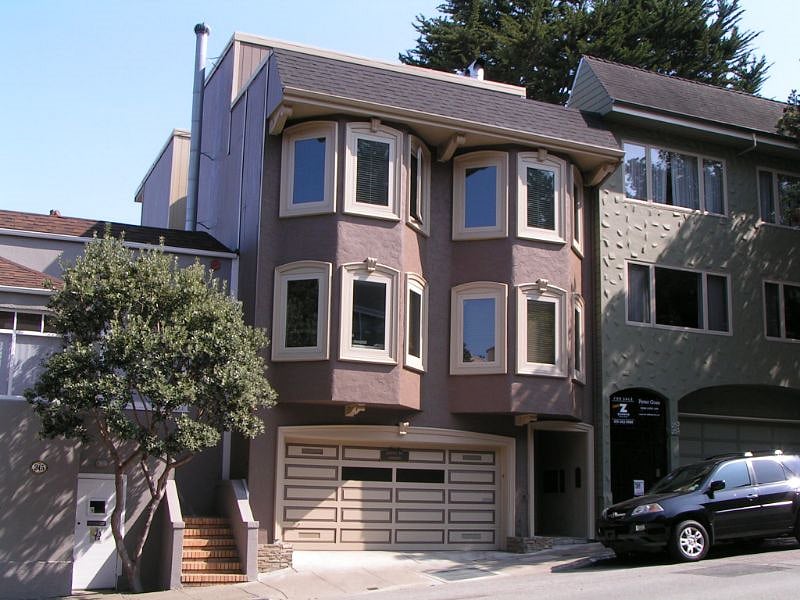 Well kept & updated contemporary 