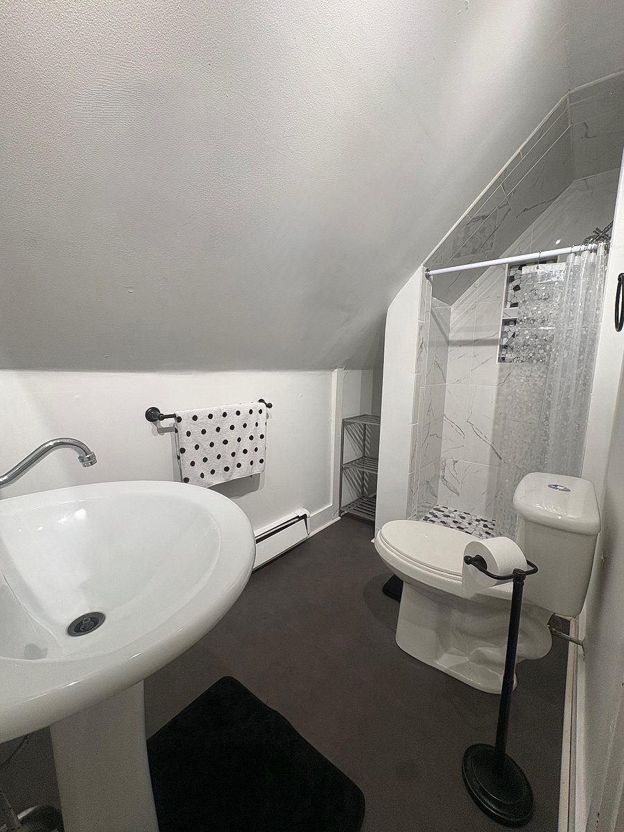 Third floor bathroom for our Yale room tenants. 