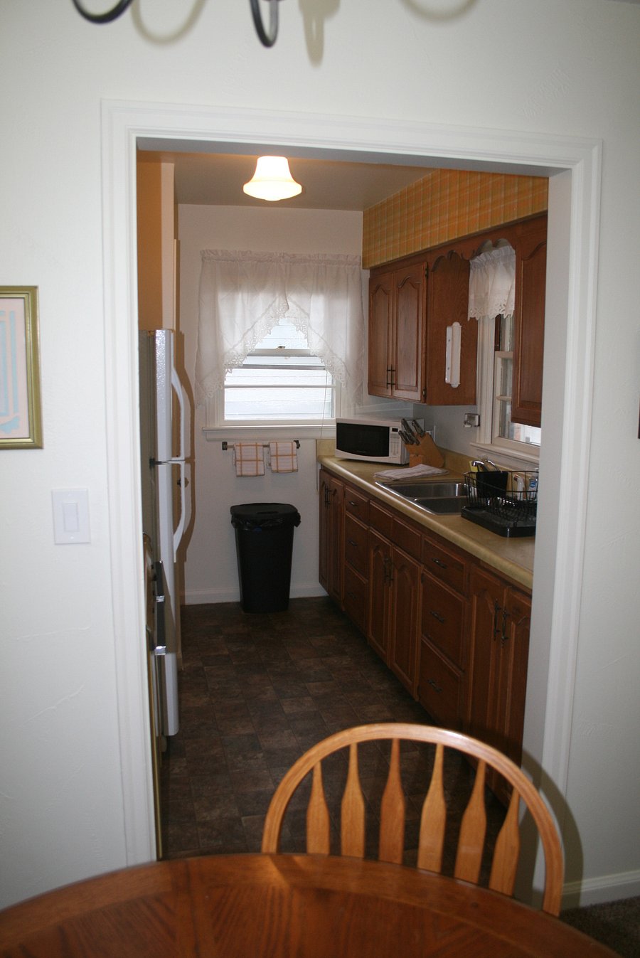 Dining room into kitchen