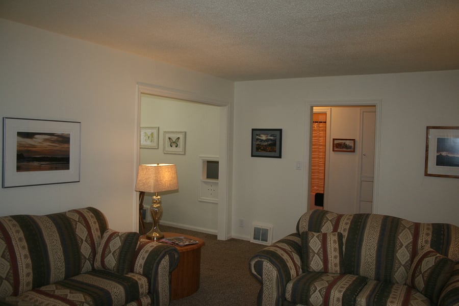 Looking toward hallway and/or dining room