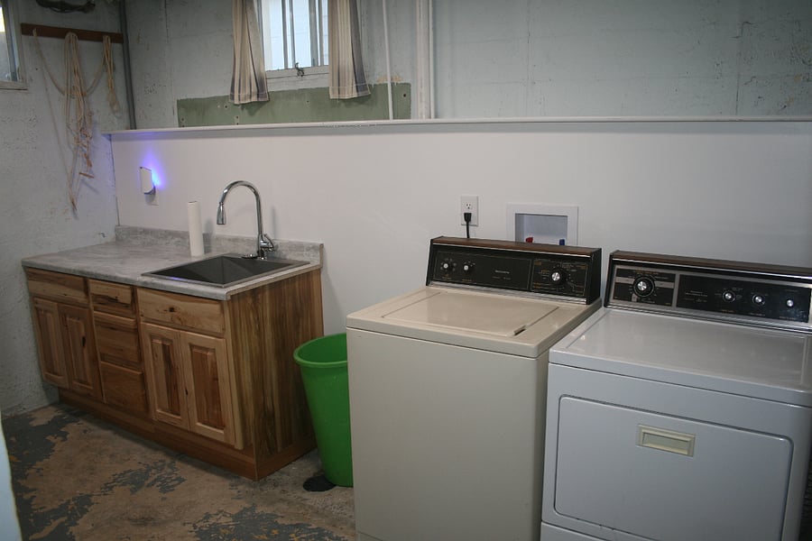 Shared laundry room
(lower level)