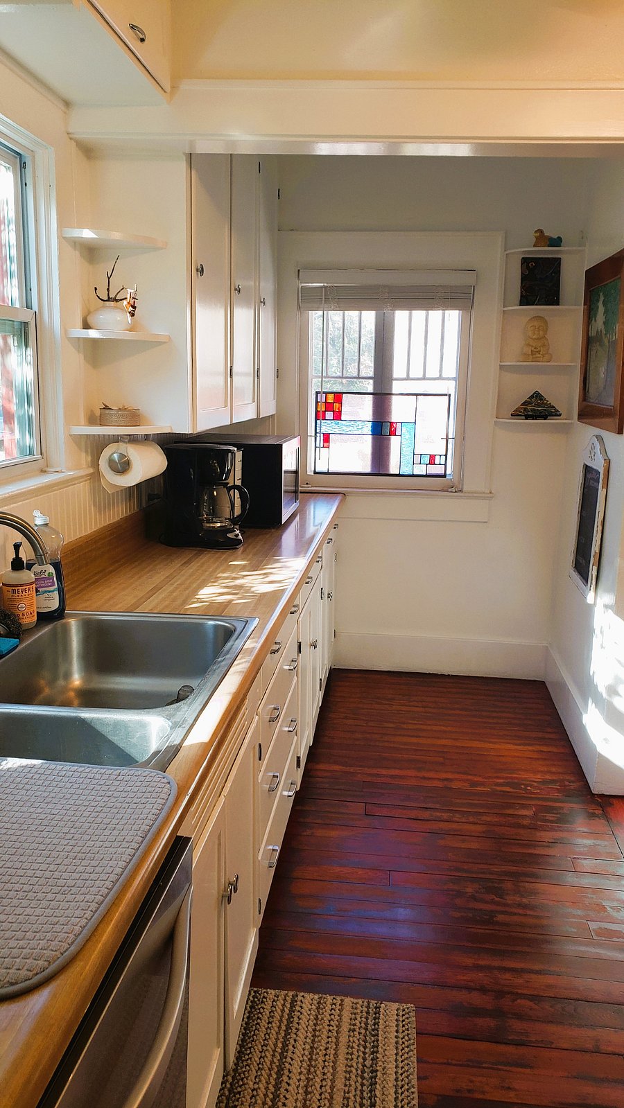 Cheerful, fully-equipped kitchen.
