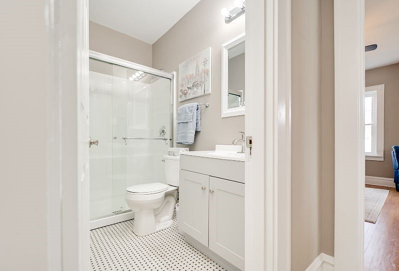 Main floor full bath with shower surround.