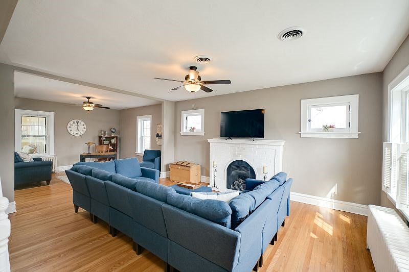 Sectional sofa with big screen tv.  Wifi, smart TV.
